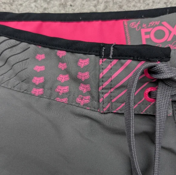 Fox Gray and Pink Cargo Shorts with Stylish Accents - Picture 2 of 9